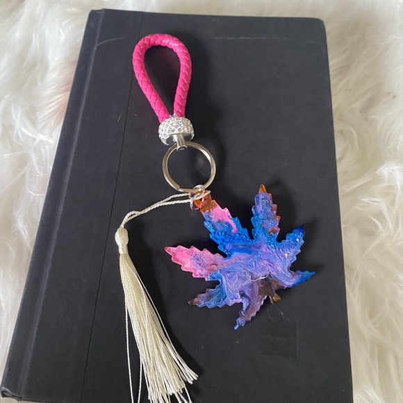 KEY CHAIN Handmade resin leaf keychain - Picture 2 of 3